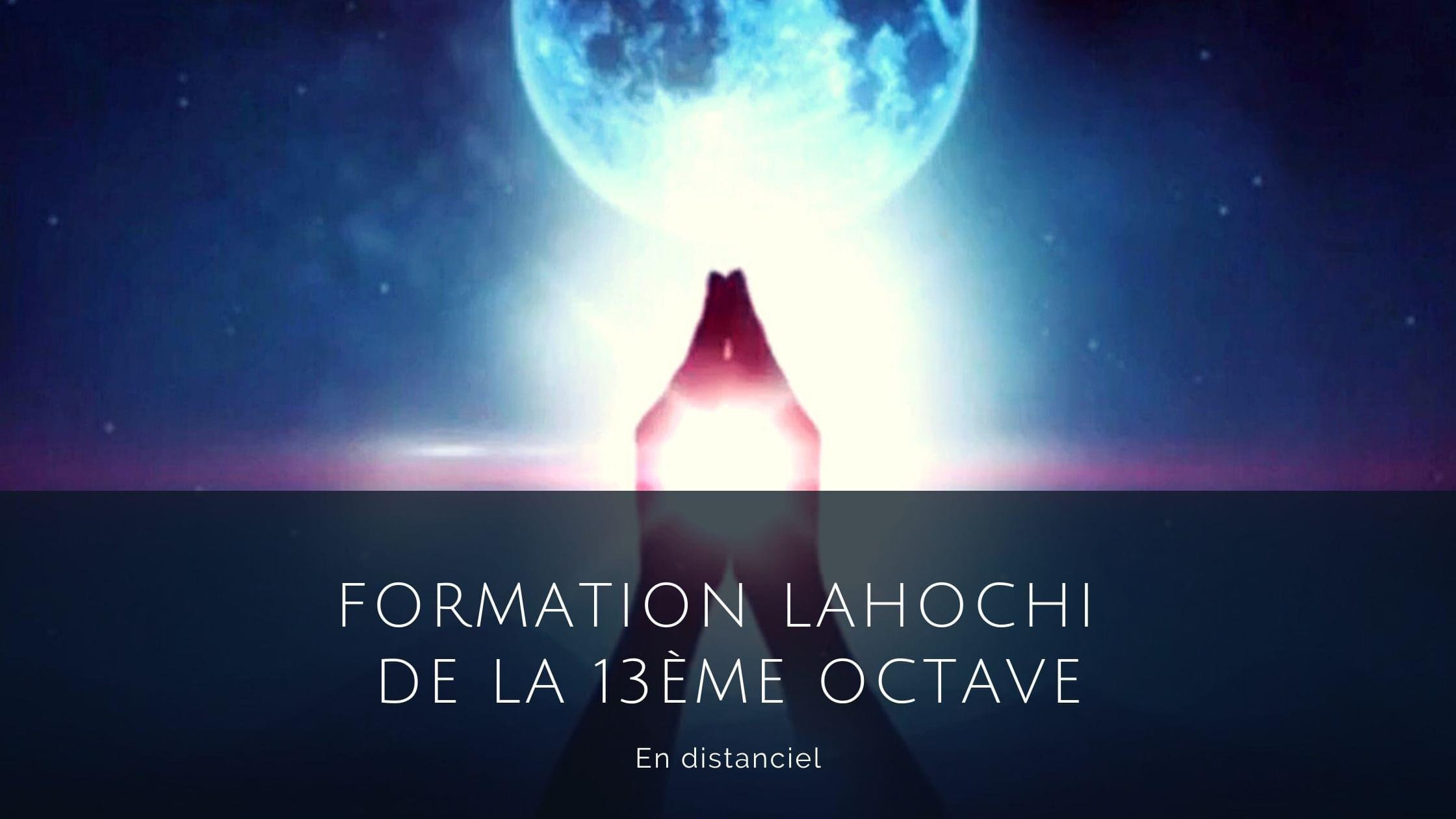 main jointe en prière devant la lune